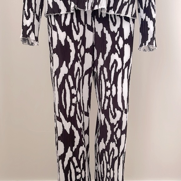 2 Piece set - Picture 2 of 2